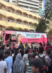 Mumbai - activation Maybelline dans une université 